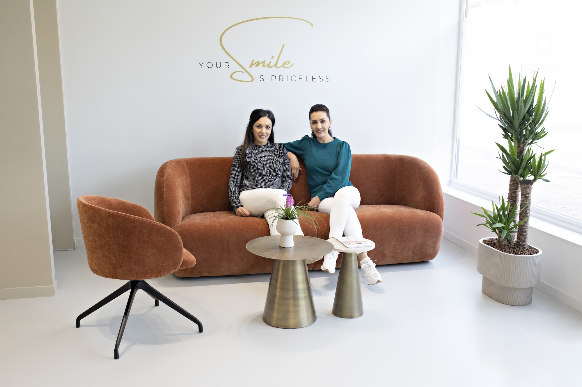 Narges & Fereshteh in de wachtruimte