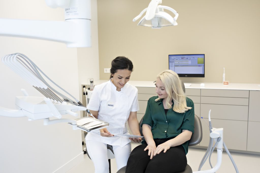 Mondzorg specialist samen met blonde dame in de behandelkamer