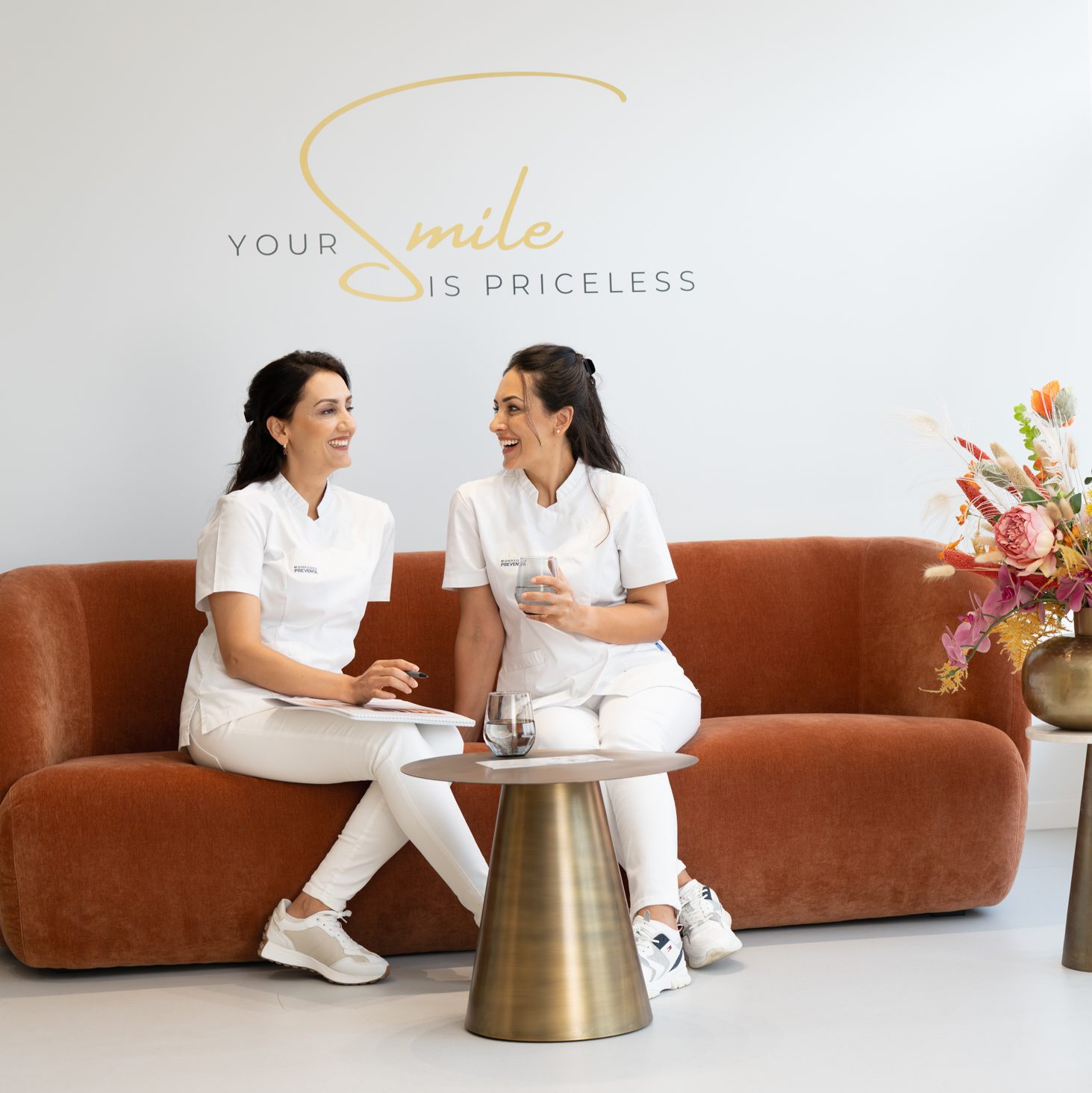 Narges & Fereshteh in de wachtruimte