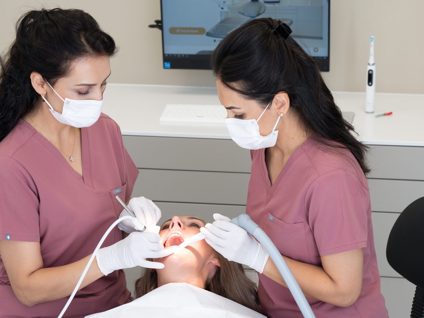 Patiënt wordt behandeld door de mondhygiënisten